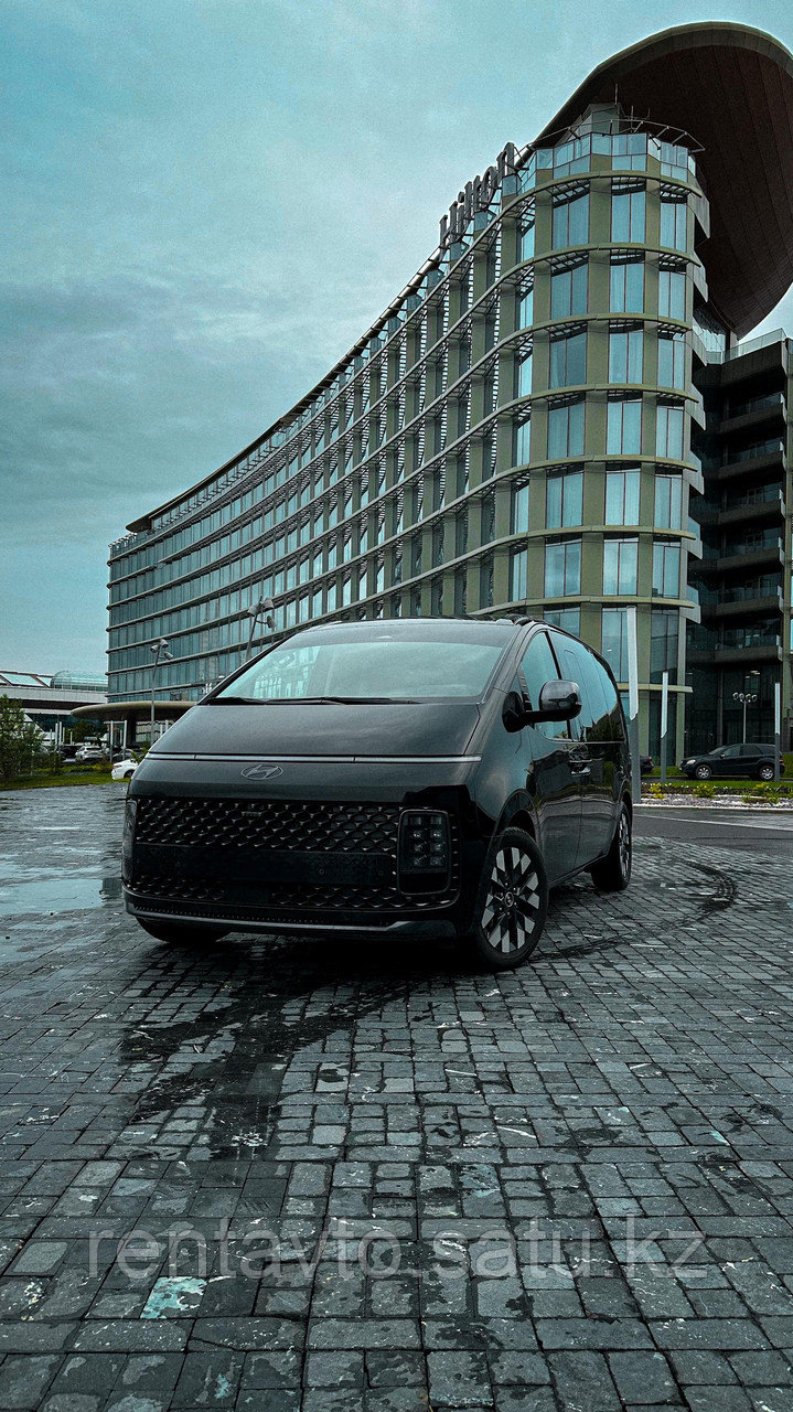 Доставка и развозка персонала на минивэне Hyundai Staria в Астане
