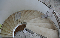 Каменная лестница из мрамора, гранита. Ступени, балясины