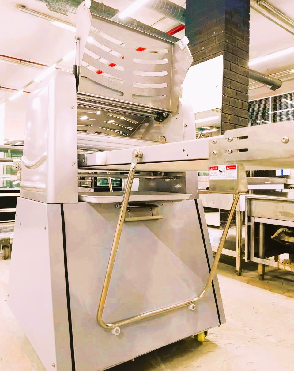 Тестораскаточная машина DM 520A ( мотор из желтого метала медь)