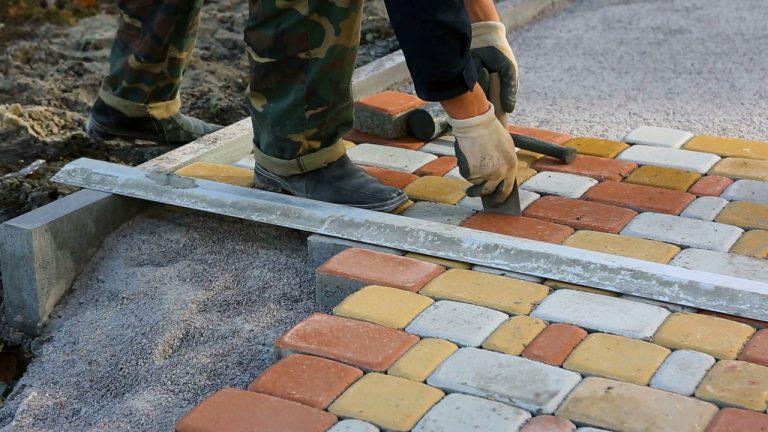 Укладка тротуарной дорожки