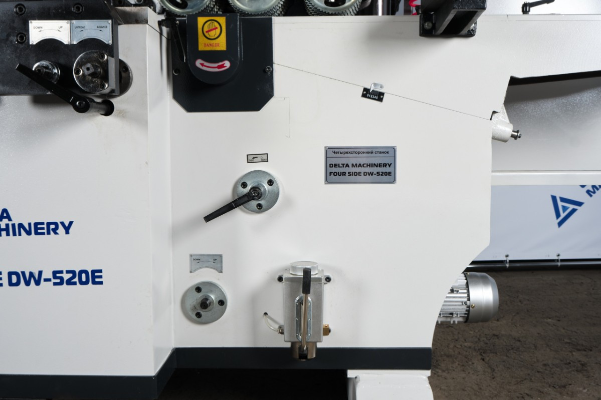 Четырехсторонний станок DELTAMACHINERY FOUR SIDE DW-520H