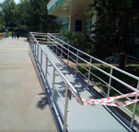 Пандус стационарный из бетона, просечно-вытяжного листа (ПВЛ), рифленого листа с перилами