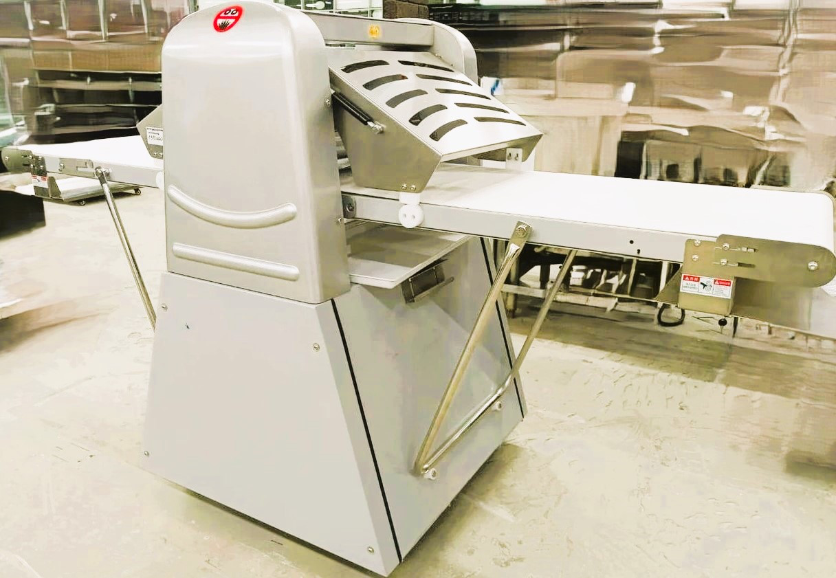 Тестораскаточная машина DM 520A ( мотор из желтого метала медь)