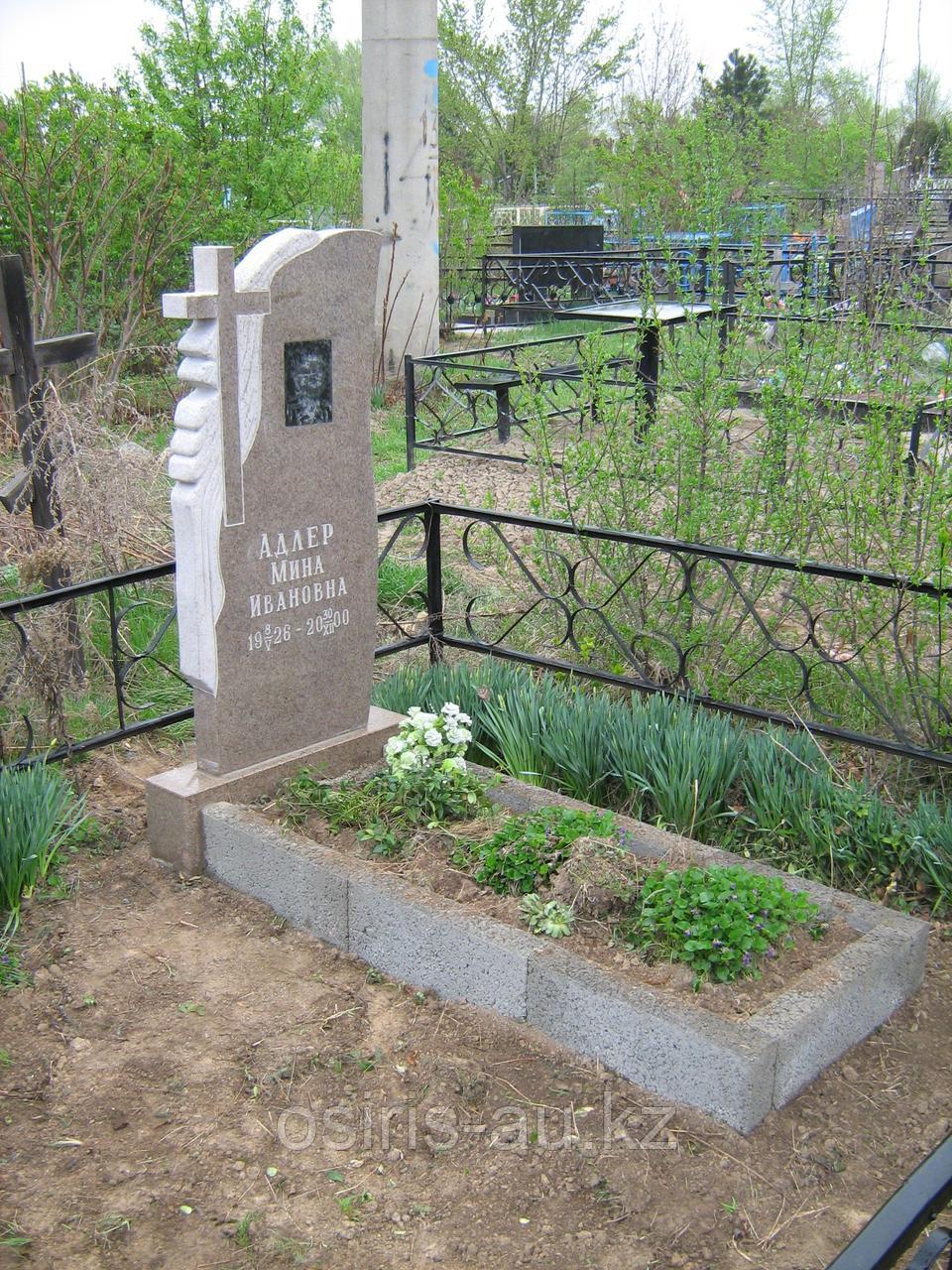 Цветник на кладбище "Бетонный"
