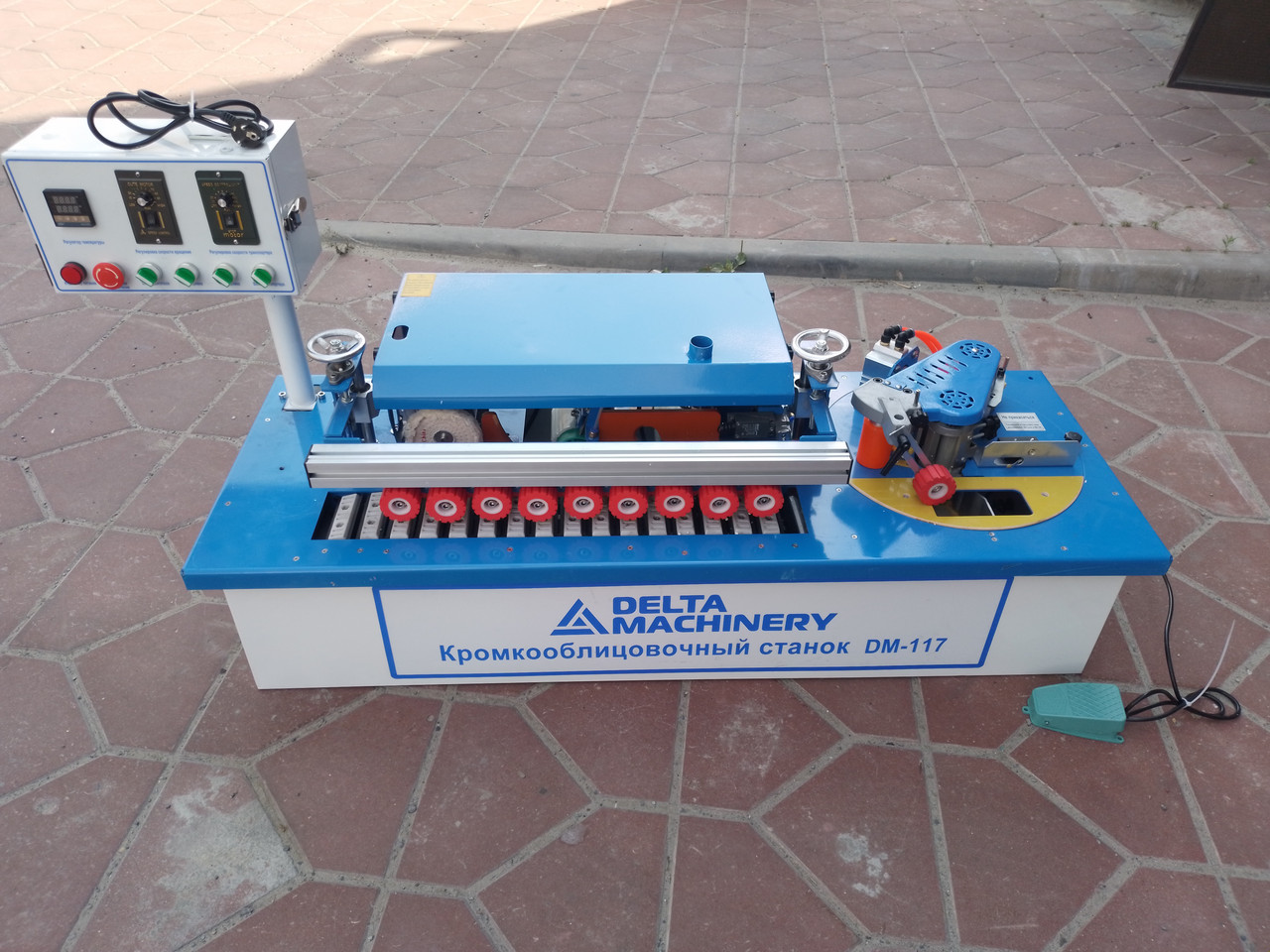 Кромкооблицовочный станок DELTAMACHINERY DM-117 c автоматической подачей заготовки