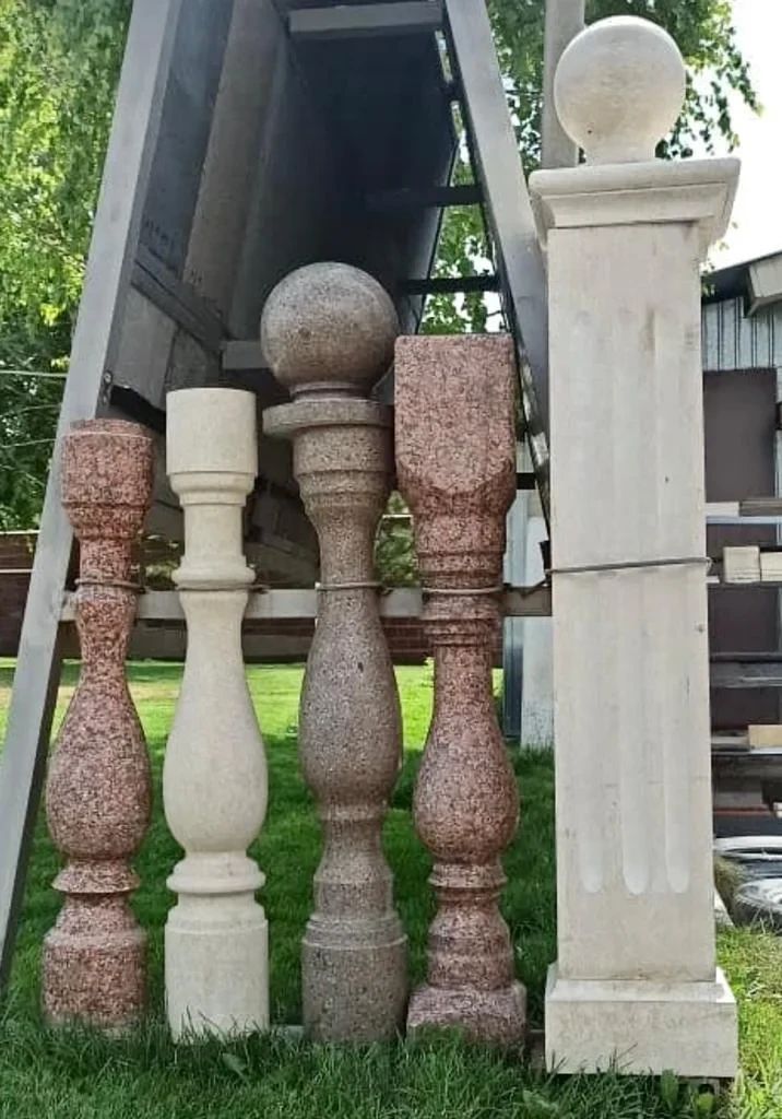 Каменная лестница из мрамора, гранита. Ступени, балясины