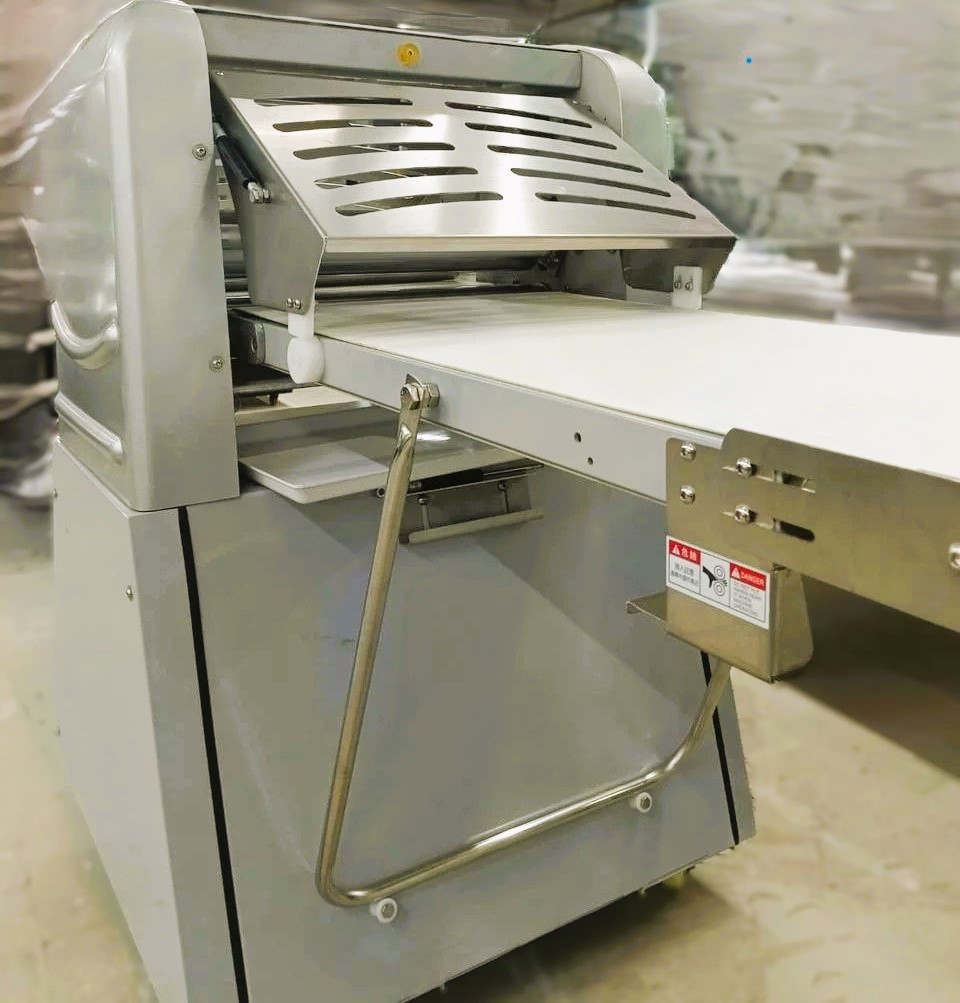 Тестораскаточная машина DM 520A ( мотор из желтого метала медь)