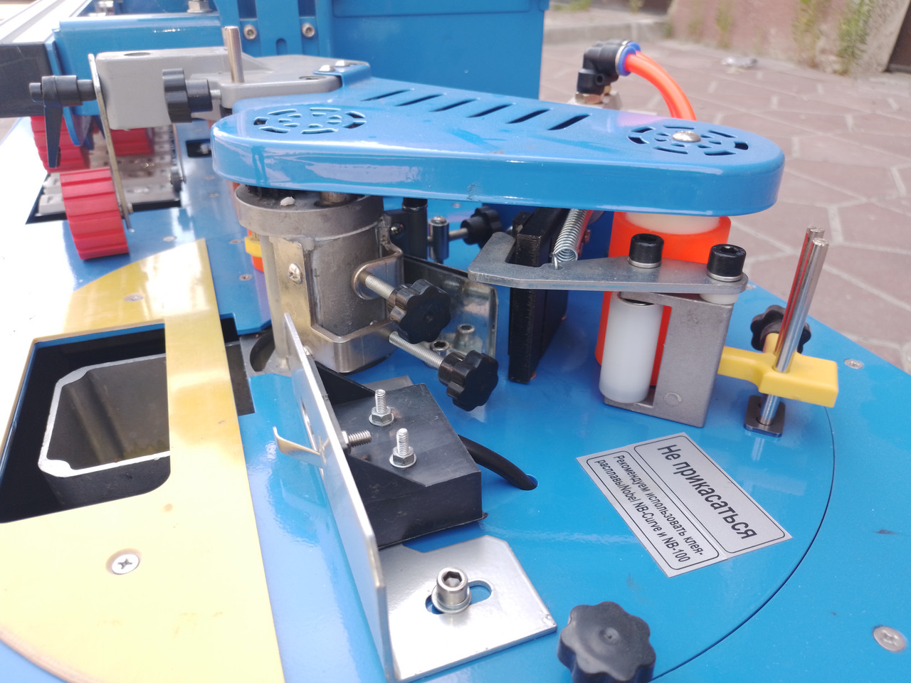 Кромкооблицовочный станок DELTAMACHINERY DM-117 c автоматической подачей заготовки