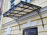 Козырек с перилами из стали