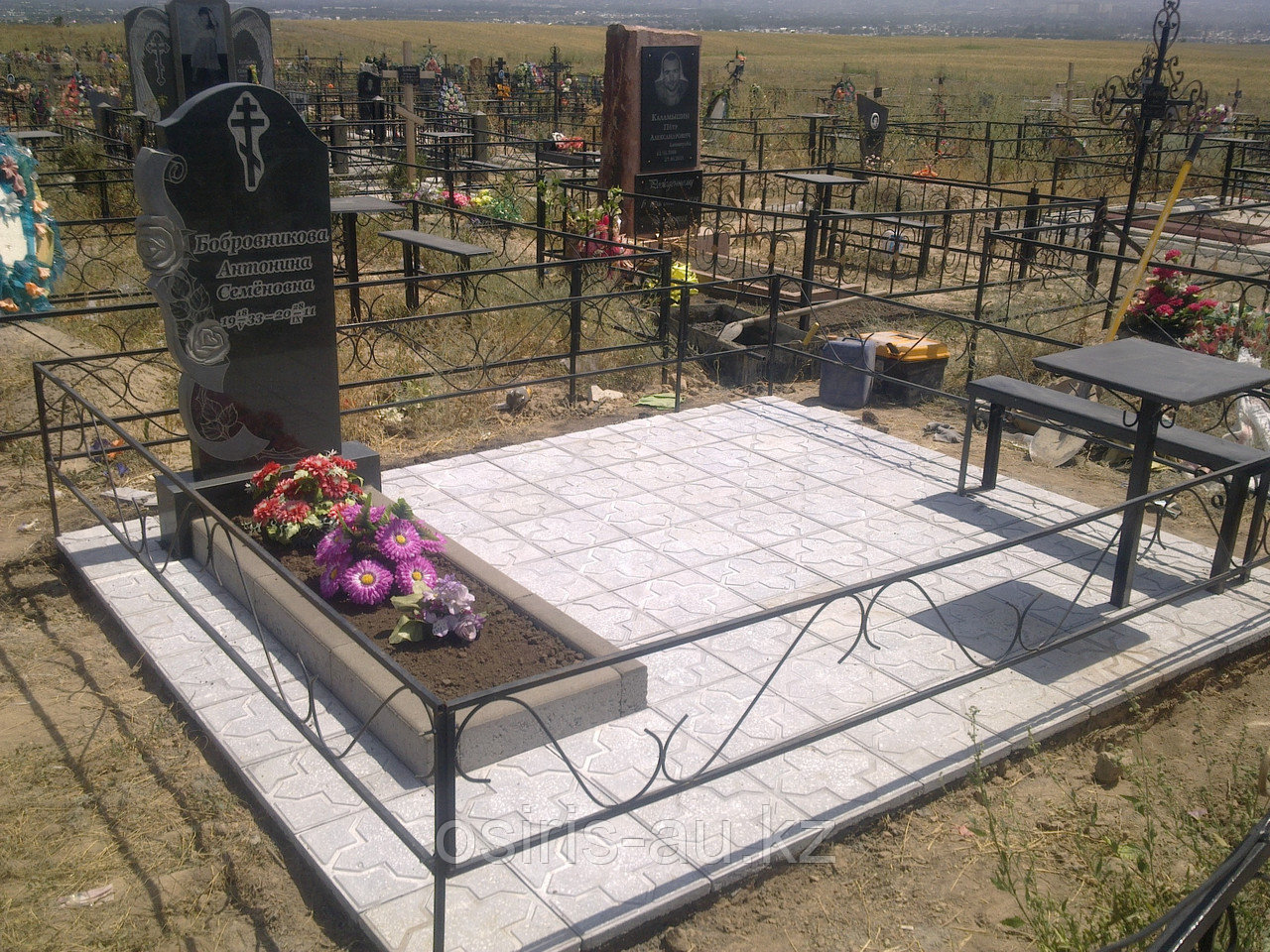 Цветник на кладбище "Бетонный"