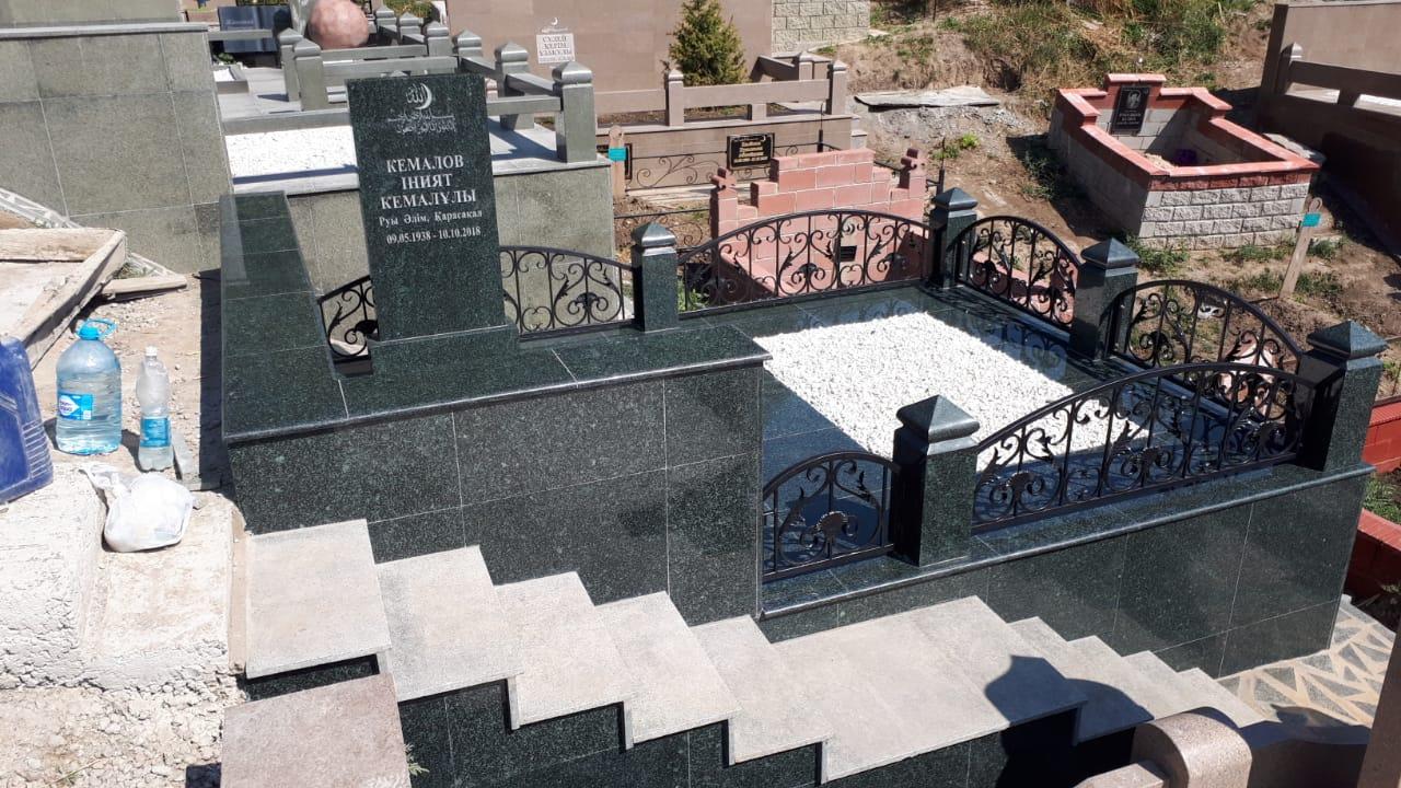 Мемориальный комплекс из зеленого алатагылского гранита