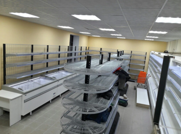 Островной стеллаж сетчатый с островными полукруглыми полками