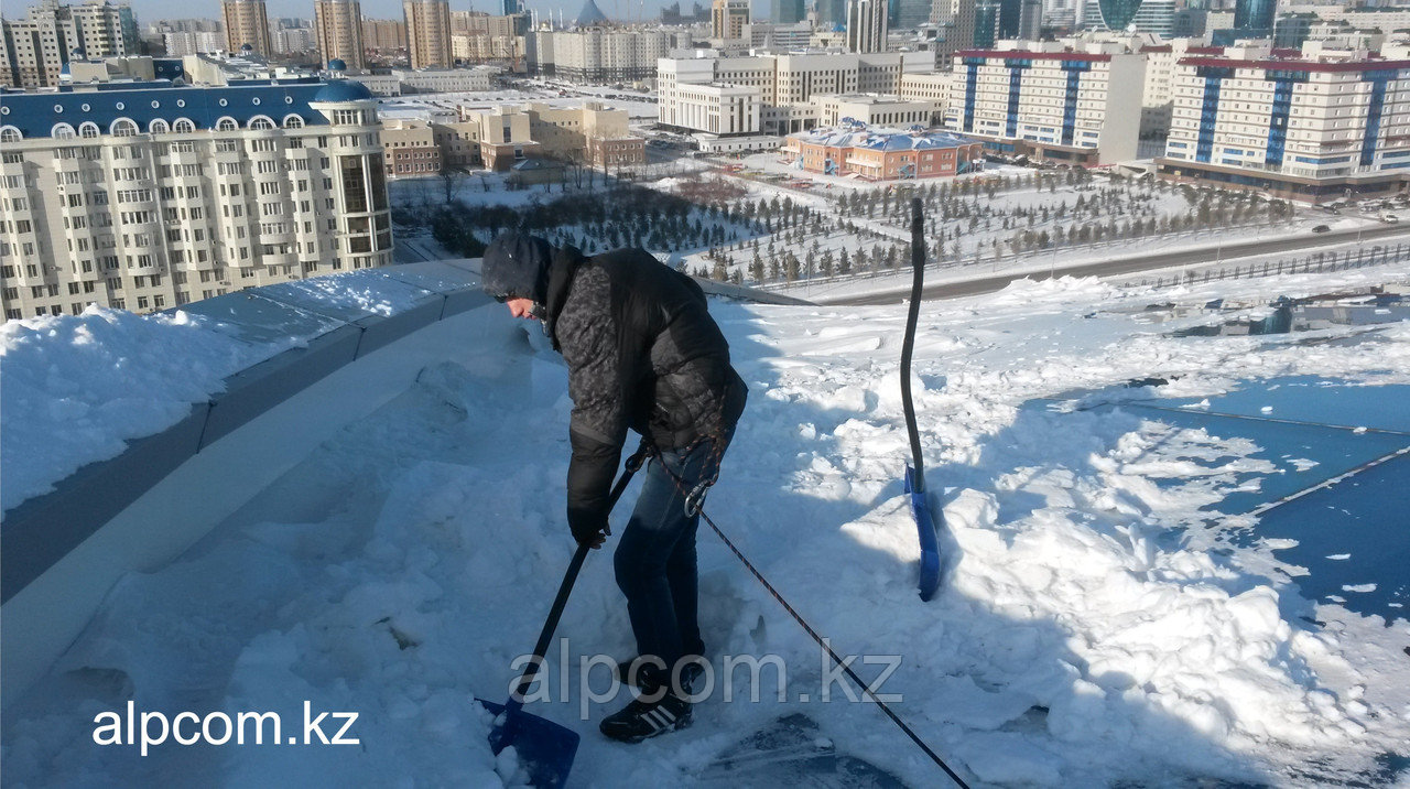 Уборка снега и наледи с крыши зданий