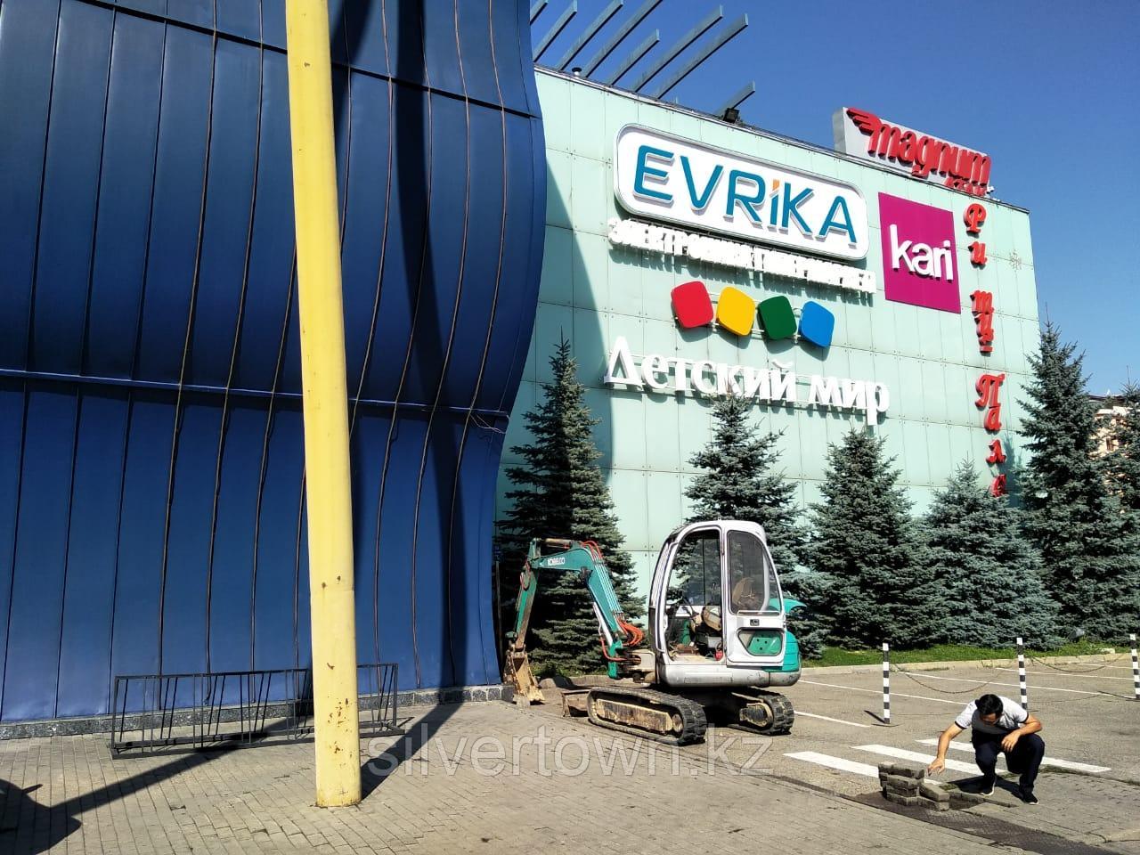 Мини-экскаватор с гидромолотом