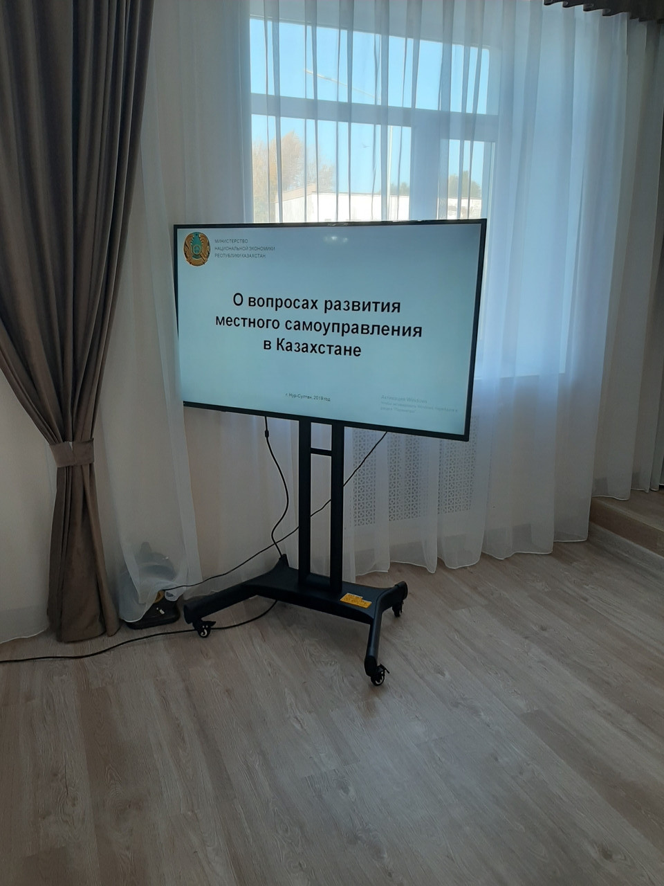 АРЕНДА Мобильные стойки/подставки под телевизор