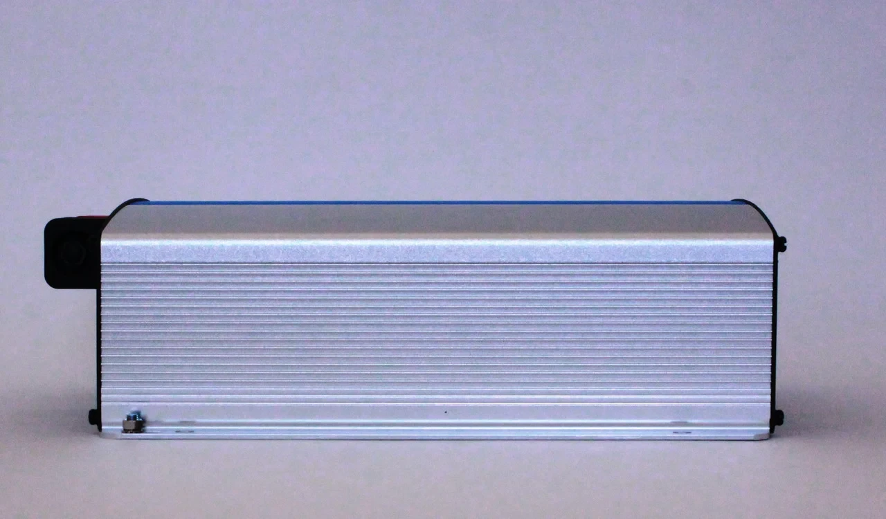 Инвертор EPEVER (Epsolar) IP2000-22 (2000 Вт, 24В, чистый синус)