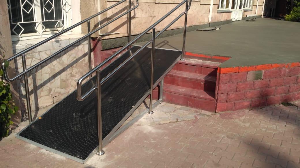 Пандус стационарный из бетона, просечно-вытяжного листа (ПВЛ), рифленого листа с перилами