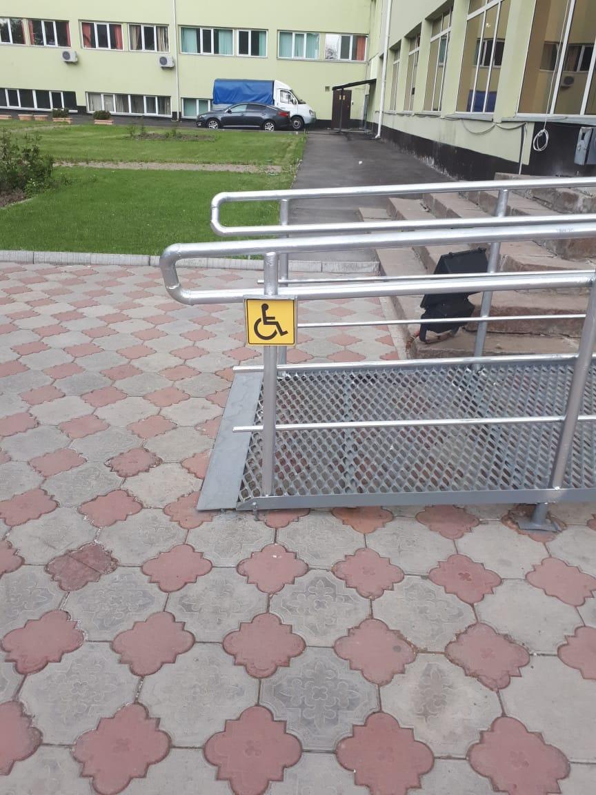 Пандус стационарный из бетона, просечно-вытяжного листа (ПВЛ), рифленого листа с перилами