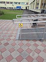Пандус стационарный из бетона, просечно-вытяжного листа (ПВЛ), рифленого листа с перилами
